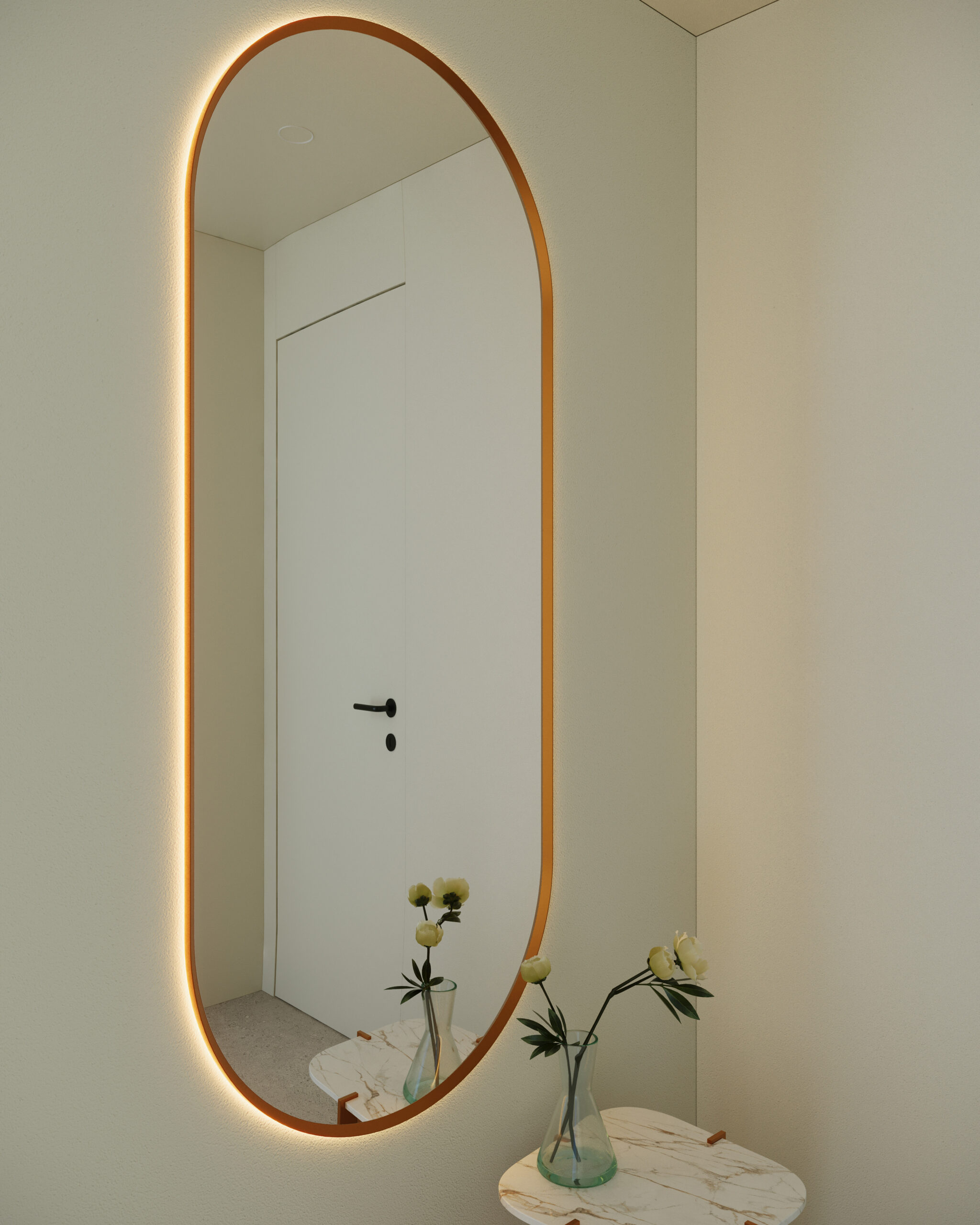 Espelho_Oval_LED com Aro Dourado_cam 02_Produto Ambiente