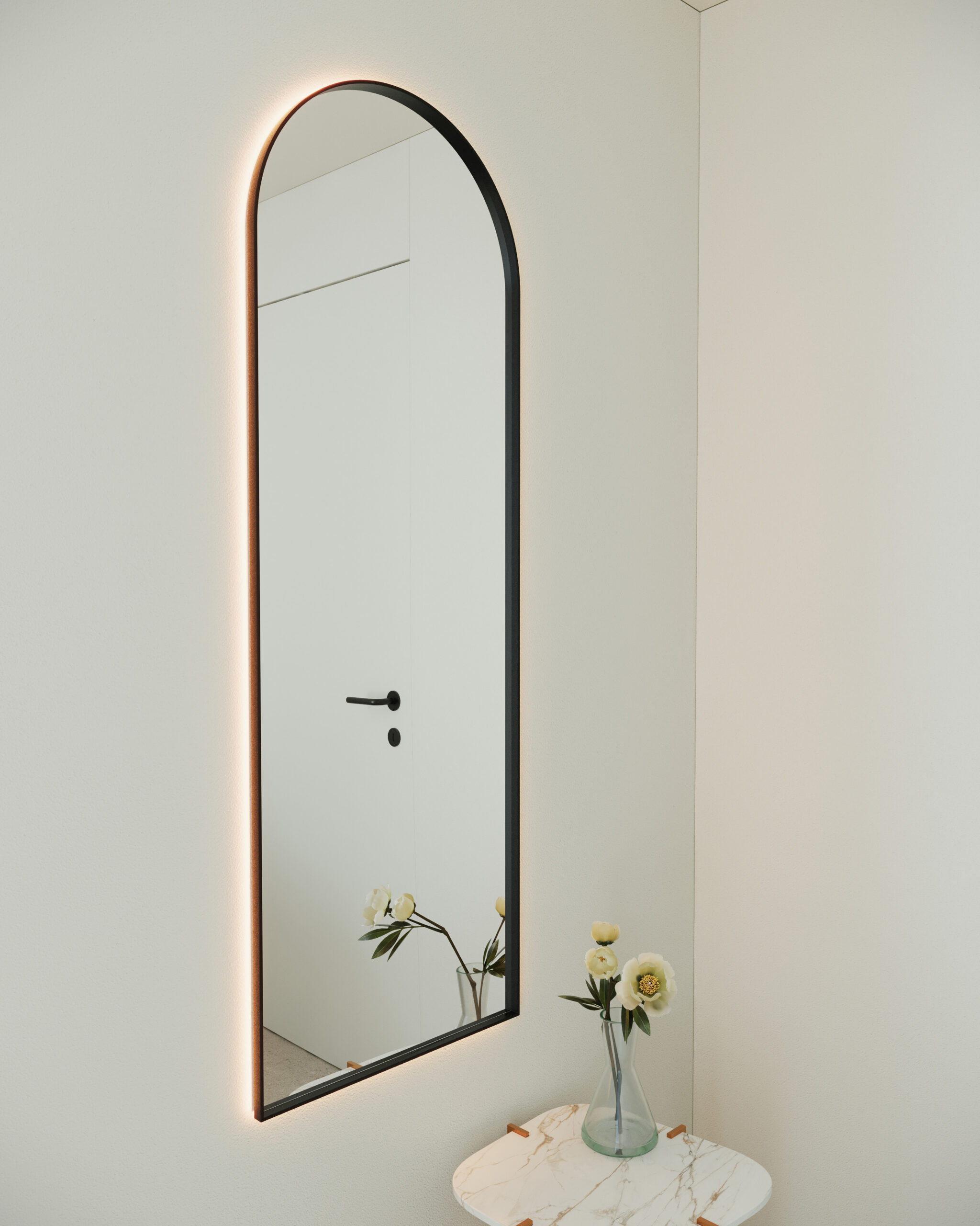 Espelho_Arqueado Longo_LED com Aro_cam 02_Produto Ambiente